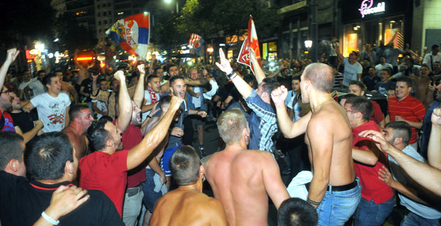 СЛАВИО СЕ ПЛАСМАН У ЛШ: Навијачи Звезде на улицама Београда прослављали пролаз (ФОТО/ВИДЕО)